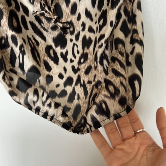 Leopard Print top with ruffle and neck tie. Size small - Picture 4 of 4
